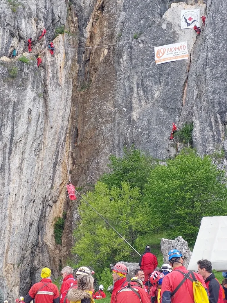 International cave rescue rope exercise
